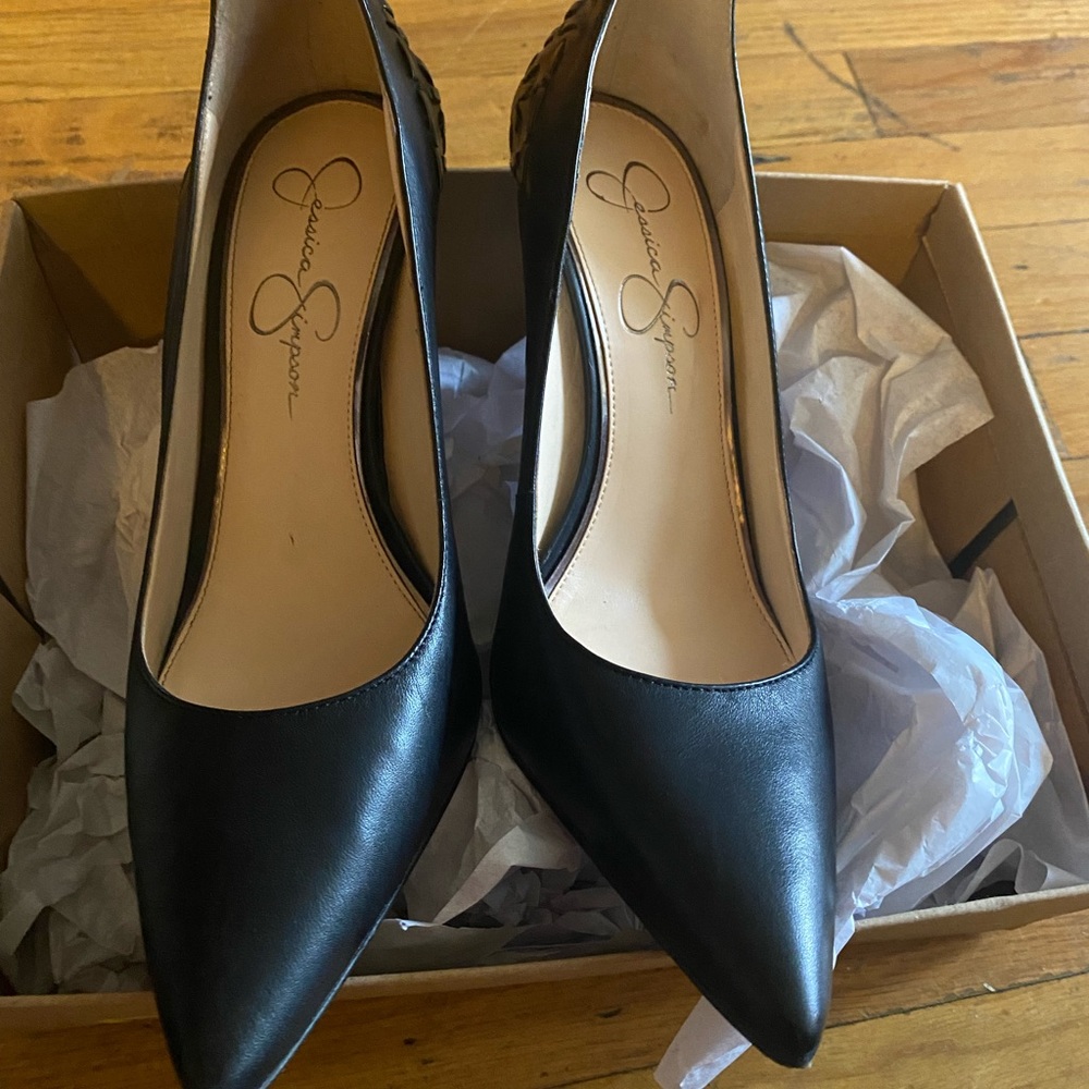 Jessica Simpson Pumps. Great buy. Like New!